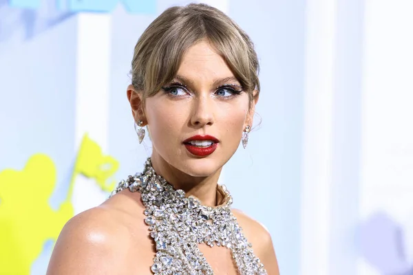 STOLEN LULLABIES: HOW COPYRIGHT LAW ALLOWED TAYLOR SWIFT TO RECLAIM HER MASTERS